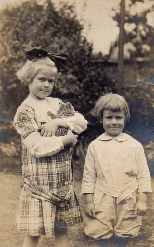 Lovely Vintage Photos of Little Girls with Their Beloved Cats