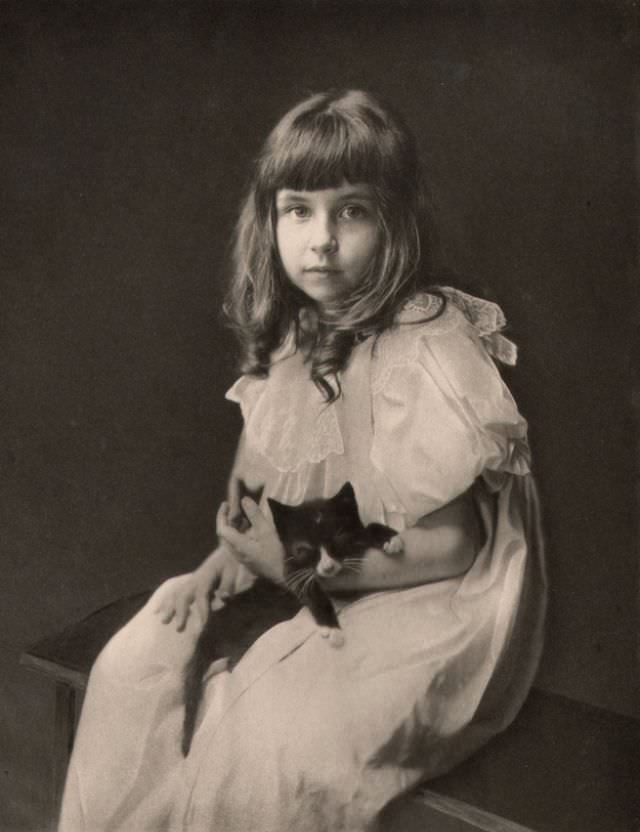 Lovely Vintage Photos of Little Girls with Their Beloved Cats