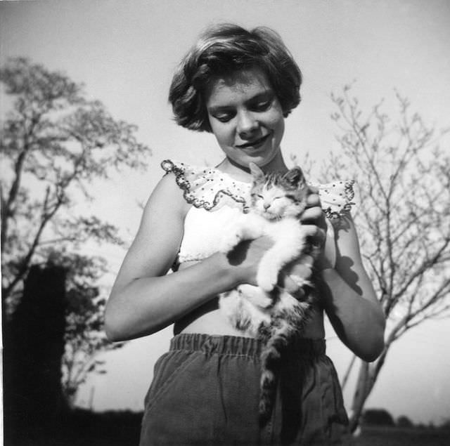 Lovely Vintage Photos of Little Girls with Their Beloved Cats