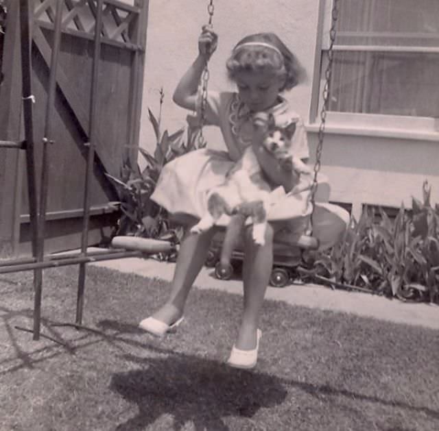 Lovely Vintage Photos of Little Girls with Their Beloved Cats