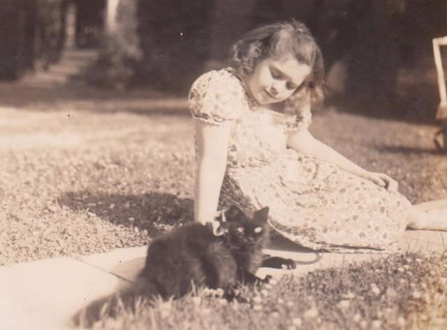 Lovely Vintage Photos of Little Girls with Their Beloved Cats