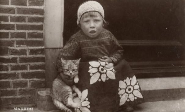 Lovely Vintage Photos of Little Girls with Their Beloved Cats