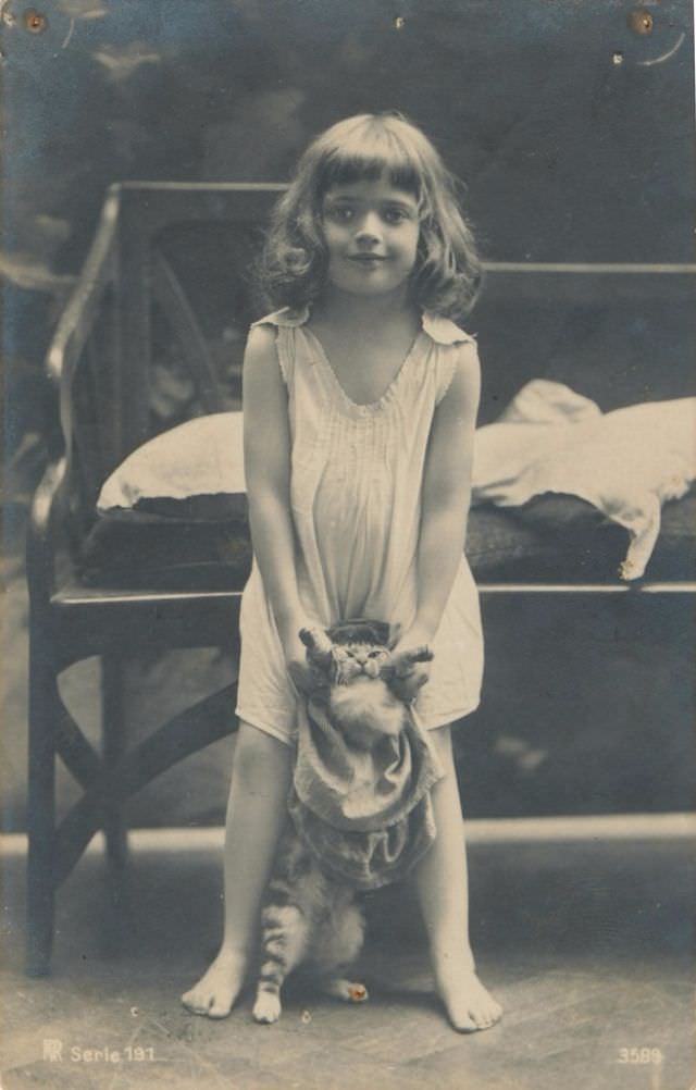 Lovely Vintage Photos of Little Girls with Their Beloved Cats