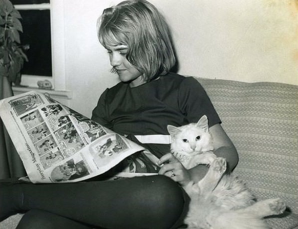 Lovely Vintage Photos of Little Girls with Their Beloved Cats