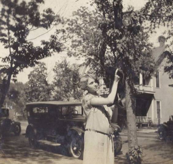 Lovely Vintage Photos of Little Girls with Their Beloved Cats