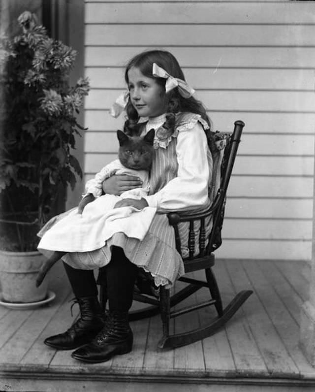 Lovely Vintage Photos of Little Girls with Their Beloved Cats