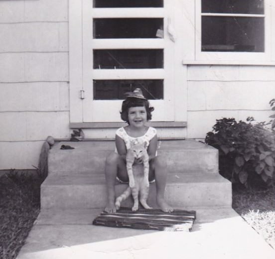 Lovely Vintage Photos of Little Girls with Their Beloved Cats