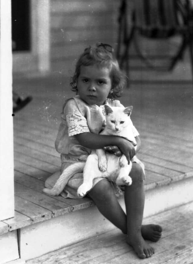 Lovely Vintage Photos of Little Girls with Their Beloved Cats