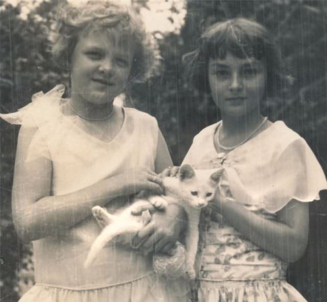 Lovely Vintage Photos of Little Girls with Their Beloved Cats