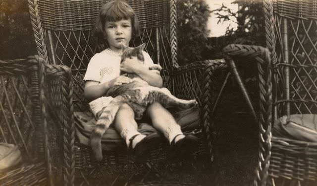 Lovely Vintage Photos of Little Girls with Their Beloved Cats