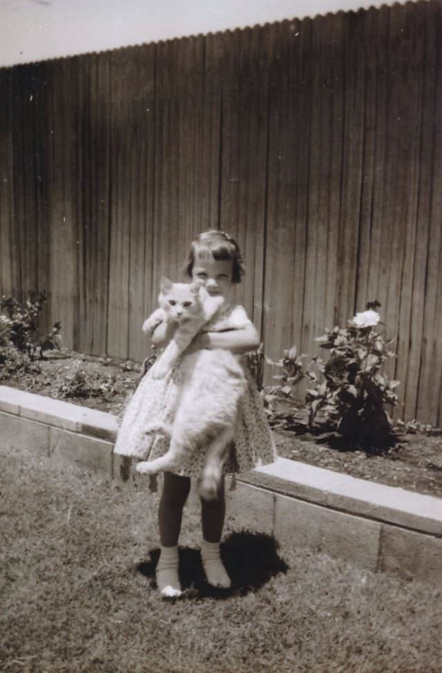 Lovely Vintage Photos of Little Girls with Their Beloved Cats