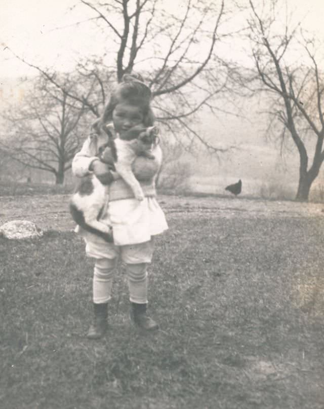 Lovely Vintage Photos of Little Girls with Their Beloved Cats