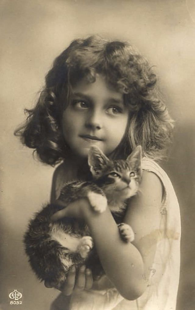 Lovely Vintage Photos of Little Girls with Their Beloved Cats