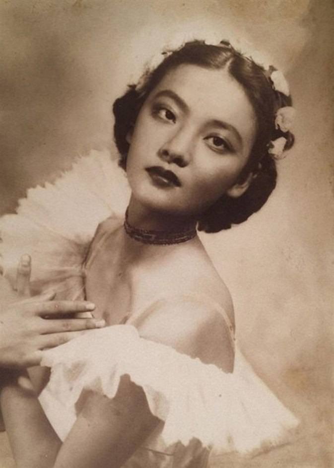 Stunning Shanghai Studio Portraits from the 1920s