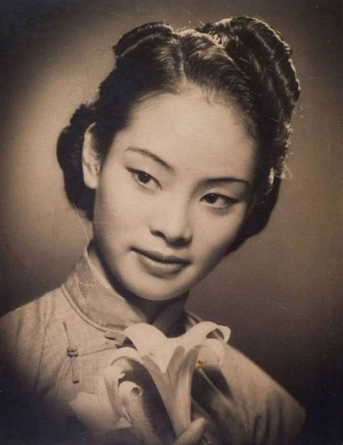 Stunning Shanghai Studio Portraits from the 1920s