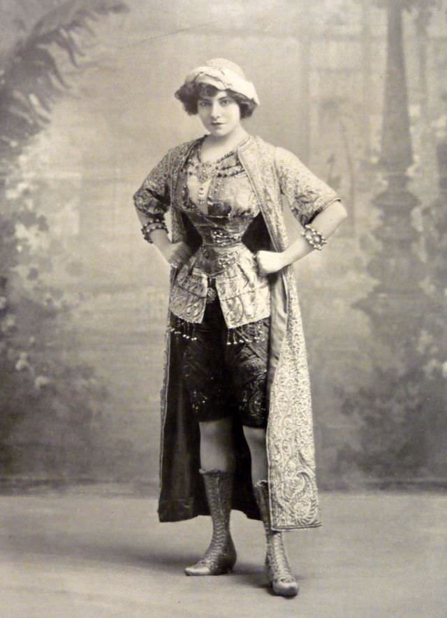 Émilie Marie Bouchaud: Life Story and Photos of French Performer Known for Her Astonishingly Tiny Waist (15 Inches)