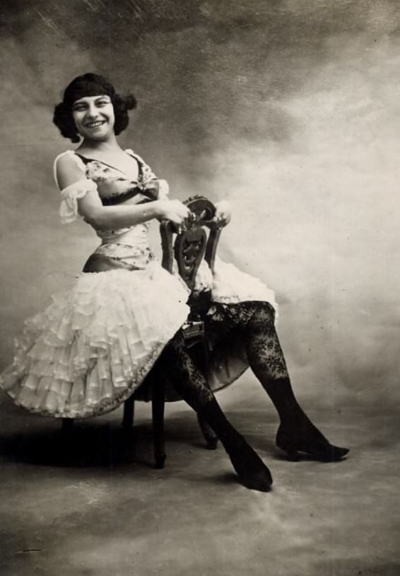 Émilie Marie Bouchaud: Life Story and Photos of French Performer Known for Her Astonishingly Tiny Waist (15 Inches)